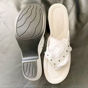 💚10M - NWOT White Mountain Sandles